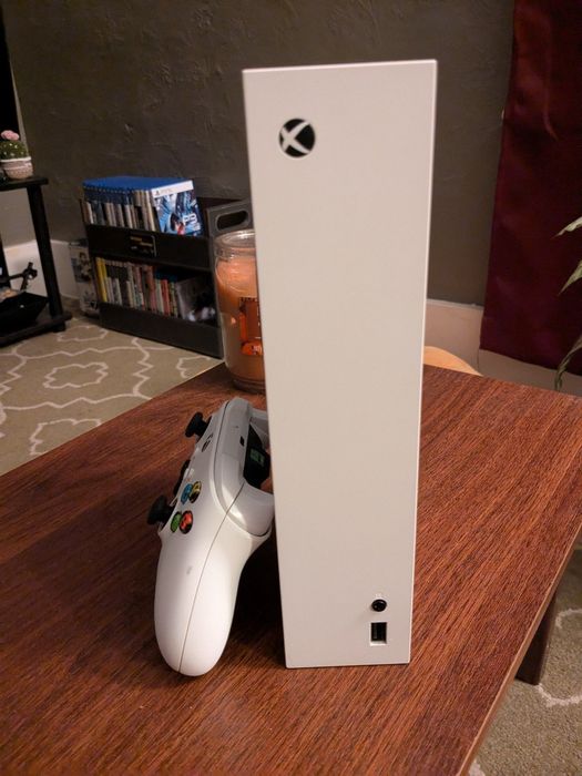 Xbox series s  - изключително запазен + джойстик