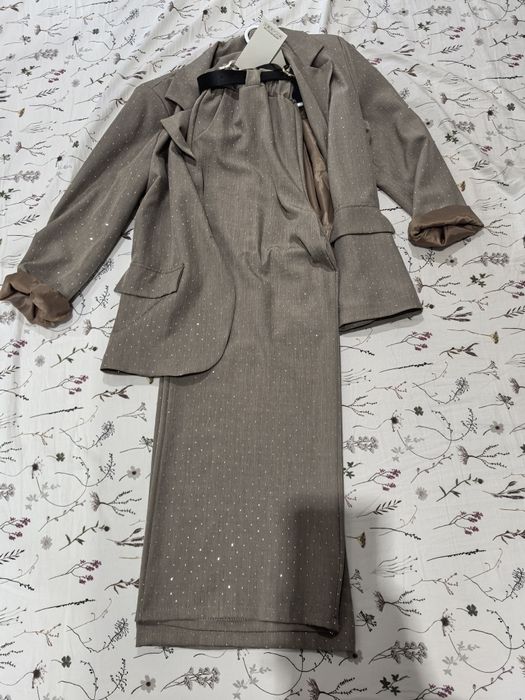 Костюм с камъни,  чисто нов закупен за 135 лв произведен в Италия!