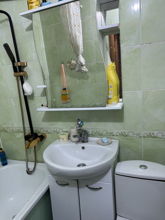 Продам зеркало с полкой для ванной