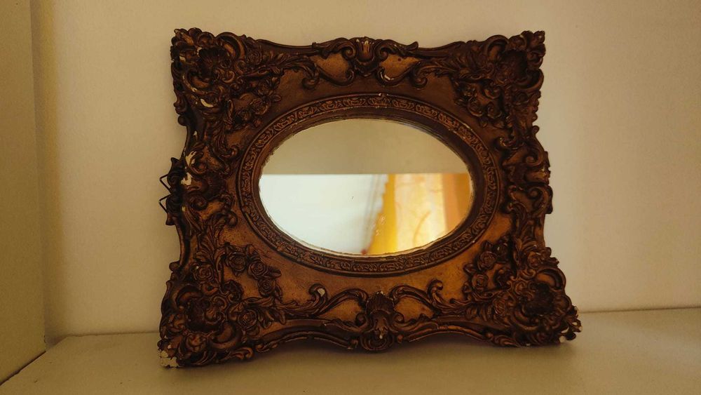 Oglinda mica, veche, de perete