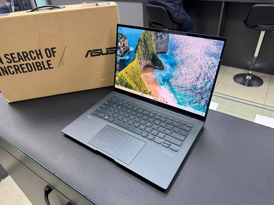 Asus zenbook kampyuter ideal holatda  aybi yo'q