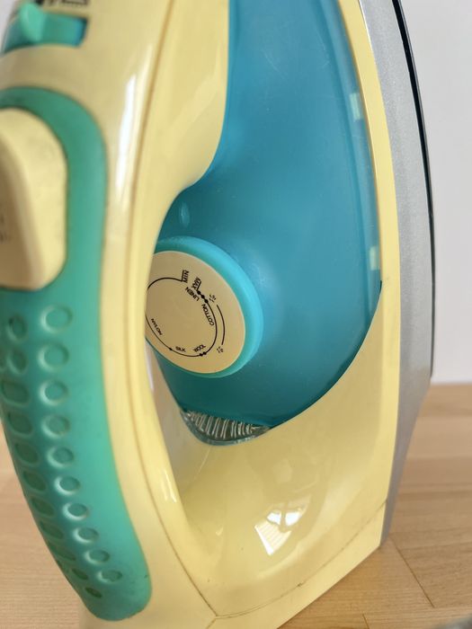 Fier de calcat cu aburi Myria cu talpa ceramica intacta