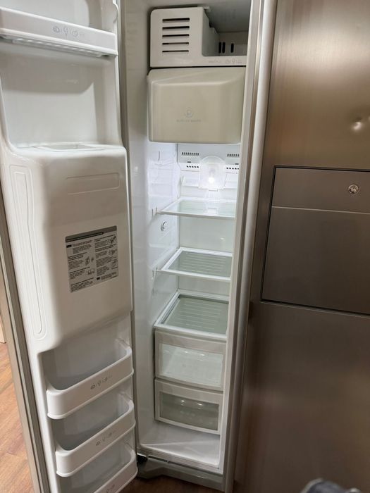 Холодильник LG двухдверный высота 175 см, ширина 90 см