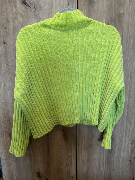 Електриково зелен пуловер
