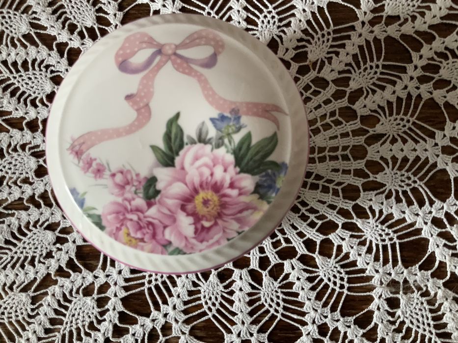 Mileuri,dantela,crosetate manual si farfuri de Horezu