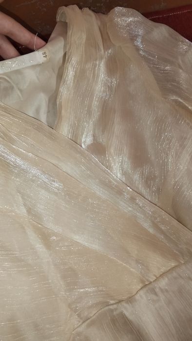 Ayol qizlar uchun juda chiroyli koʻylak sotiladi