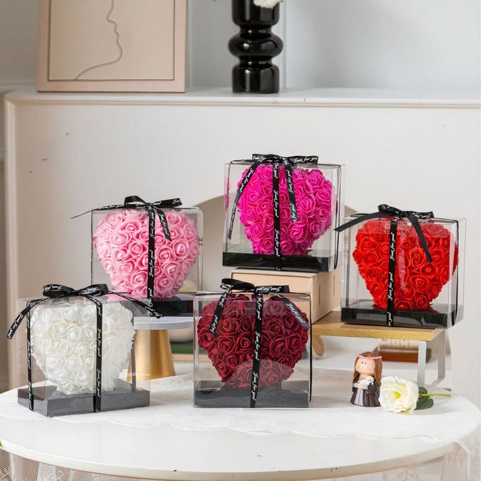 Cadou Labubu si Inima din Trandafiri 15x15cm cu Flori de Spuma