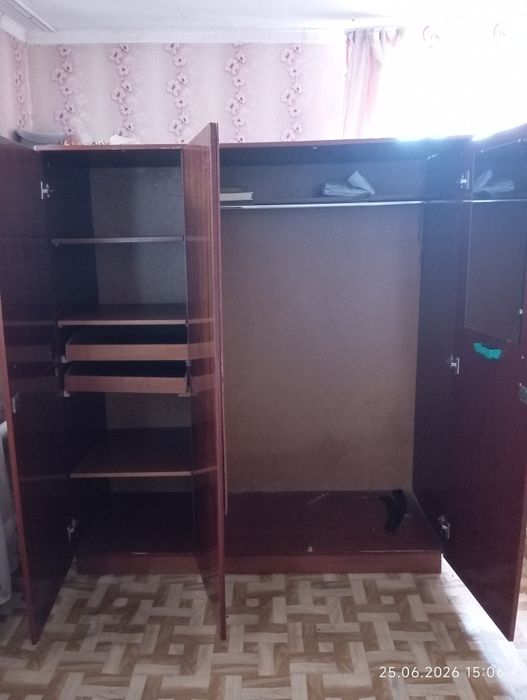 Шифоньер советский трехдверный