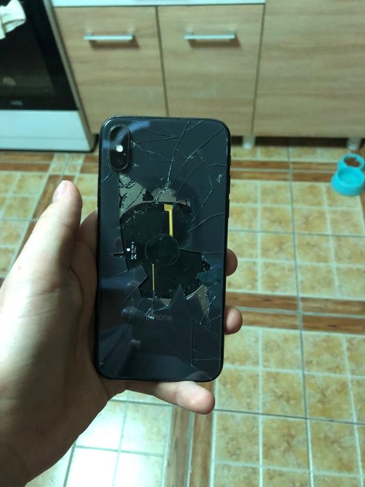 Продаю iPhone X, 64 ГБ. Телефон в рабочем состоянии