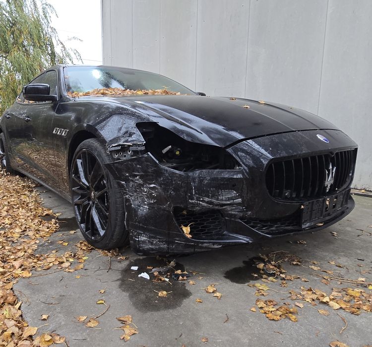 Vand Maserati quattroporte S ușor avariat
