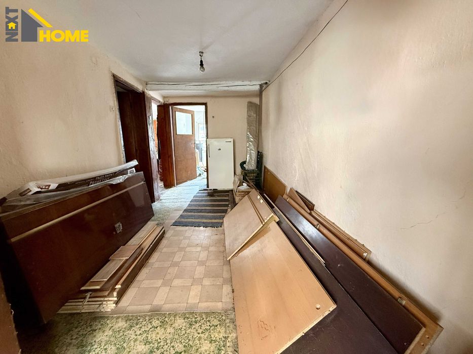 Къща с голям двор и две стопански постройки