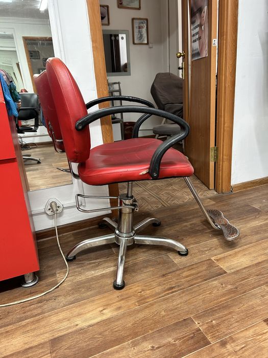 Продам кресло парикмахерское