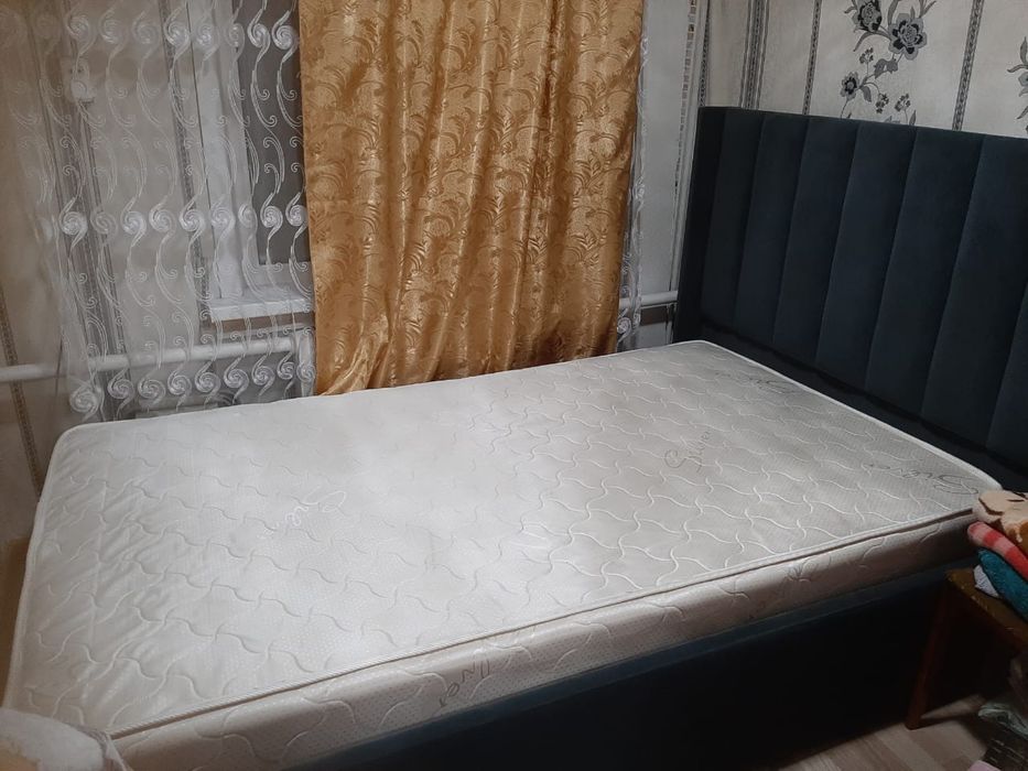 Кровать с матрасом.