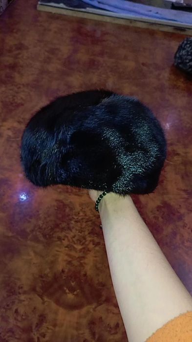 В продаже женские шапки