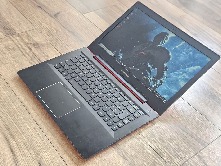 Laptop de gaming Intel i7 8GB SSD 256GB 2 placi video 14 inch fullhd, taste iluminate, Lenovo rosu stare foarte bună jocuri
