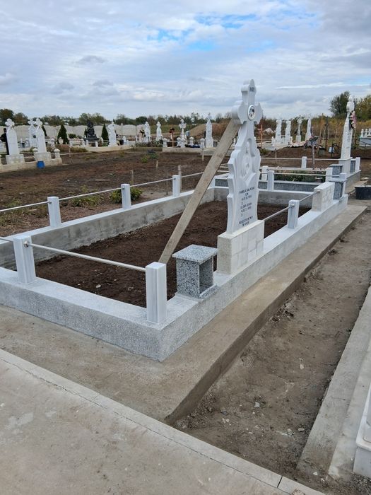 Monumente funerare...