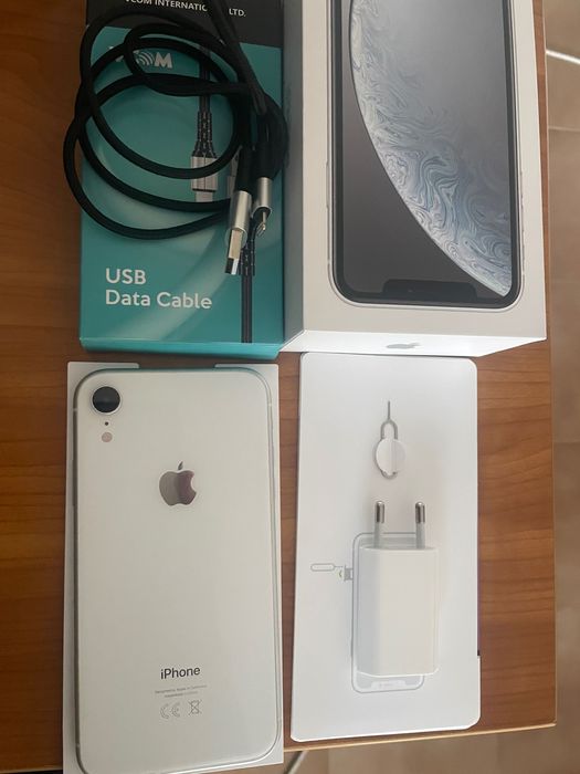 iPhone XR 64 gb бял