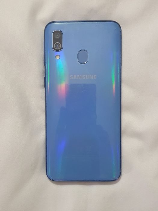 Tel. Samsung A40.