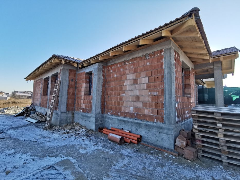 Construcții Case la roșu, Case A-frame, Acoperisuri,Zidarii, Garduri beton, Placi beton.