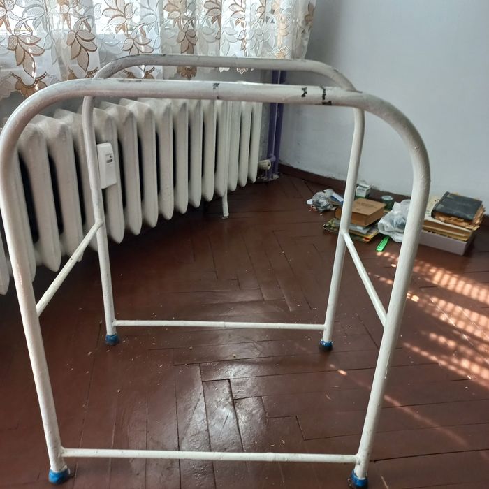 Метална стойка.  За телевизор,  цветя и други.