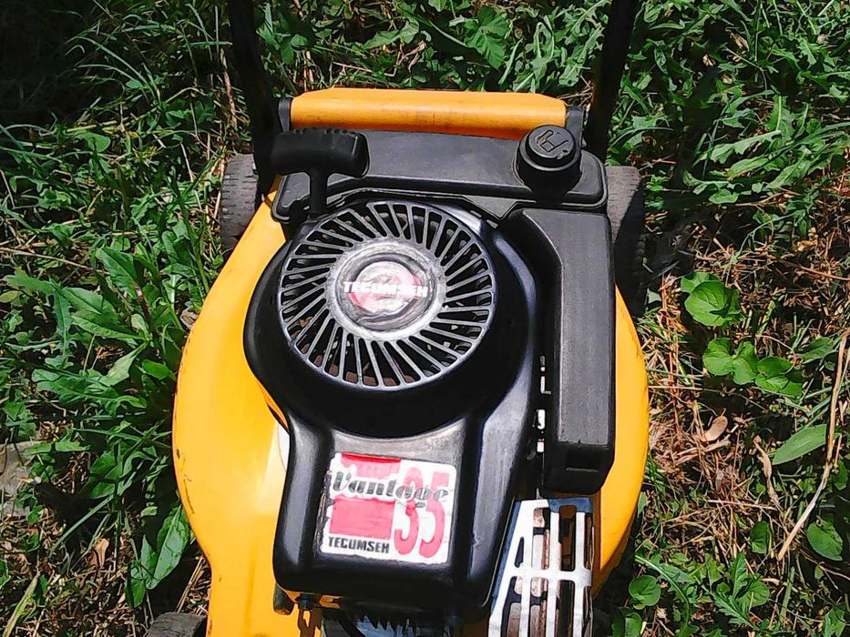 Бензинова косачка за трева с кошница.