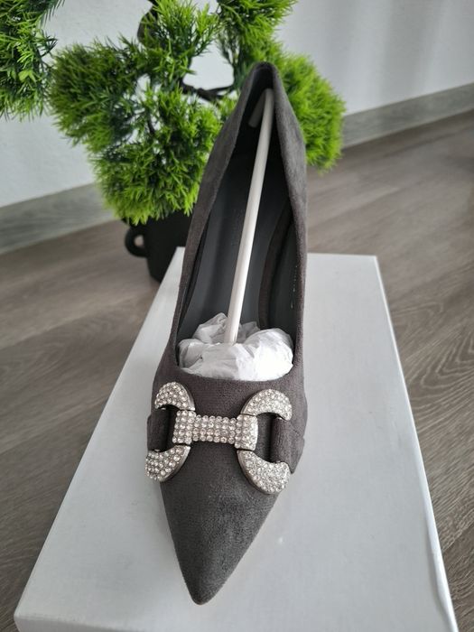 Pantofi noi superbi.