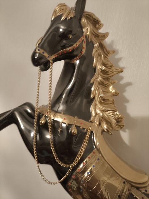 Лошадь статуя конь