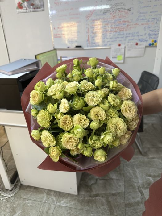 Цветы букет свежие роза и спрей