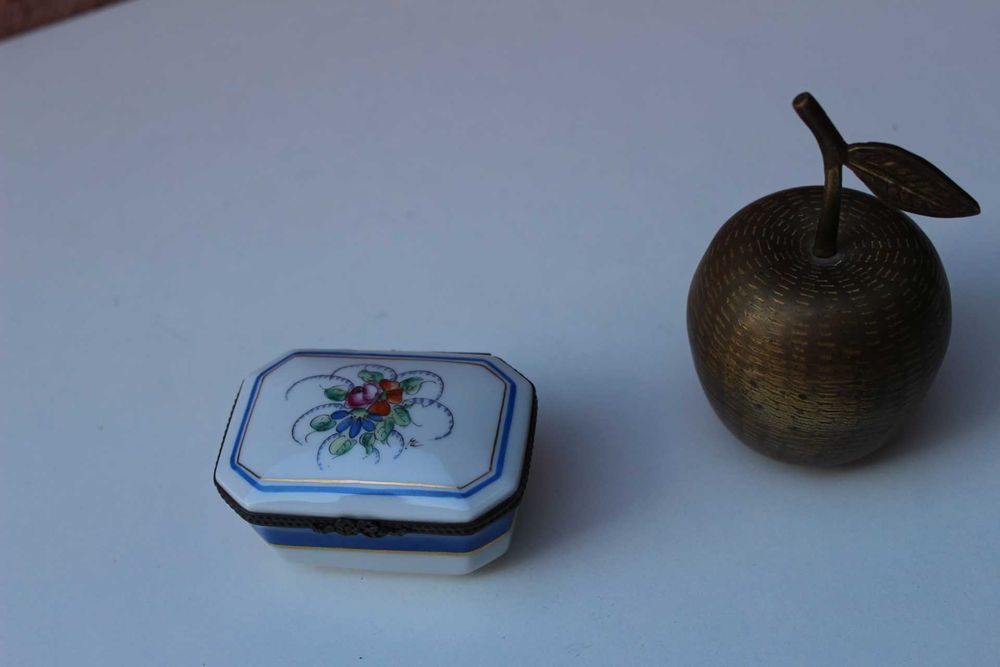 Cutie bijuterii, portelan colectie LIMOGES La Seynie Paint Main 1737