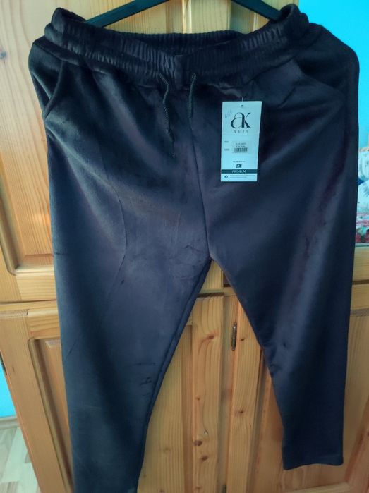 Pantaloni noi. Nu pot să-i port deoarece îmi sunt mici.