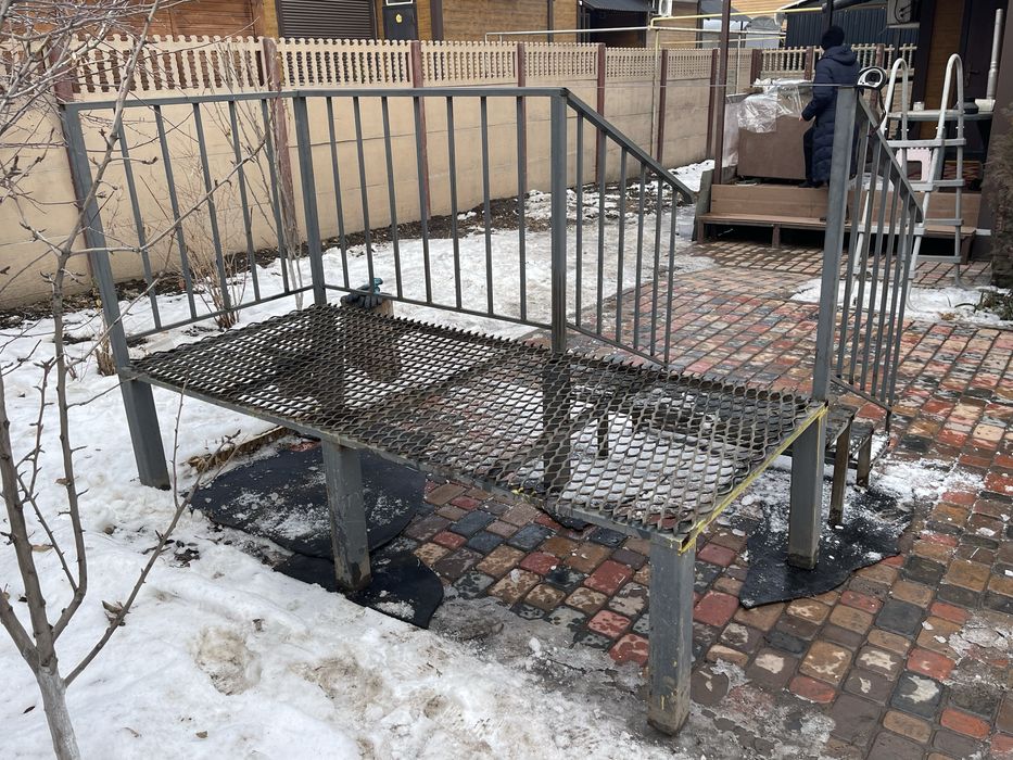 Крыльцо металлическое с площадкой