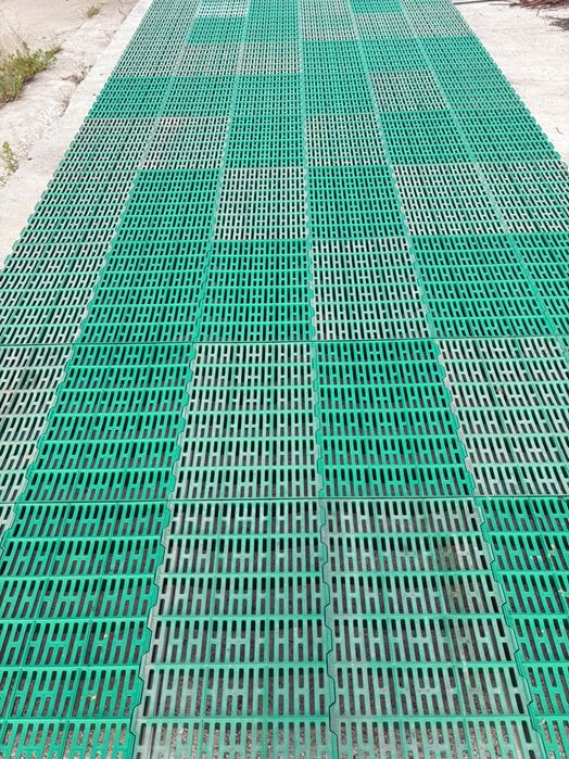 Vând 300 bucăți plăci PODELE din plastic + inaltatoarele, pt zona fatare purcei