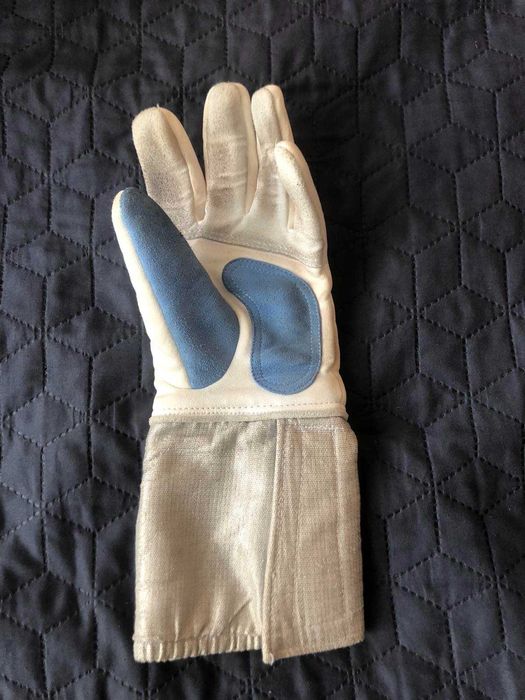 Екипировка за фехтовка на сабя, лява екипировка.