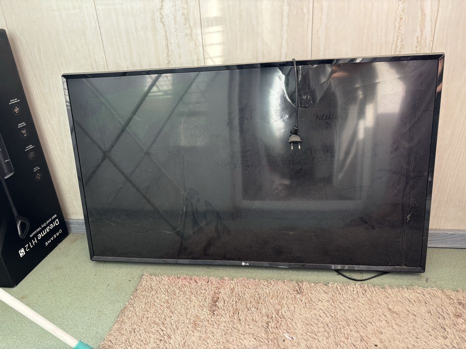 Телевизор LG, экран разбит