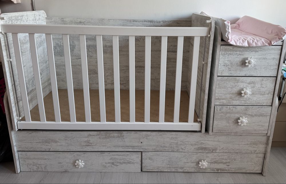 Детско трансформиращо легло, повивалник и обувки за прохождане