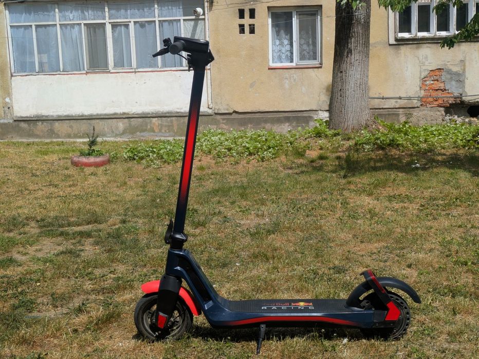 Vând trotineta electrica Red Bull RS 900