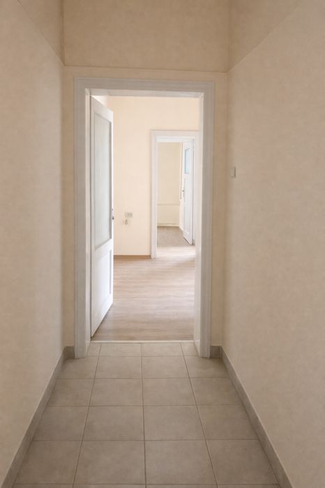 Тристаен 97 кв + мазе, таван и двор за паркинг НА ТЕАТЪРА, тухла