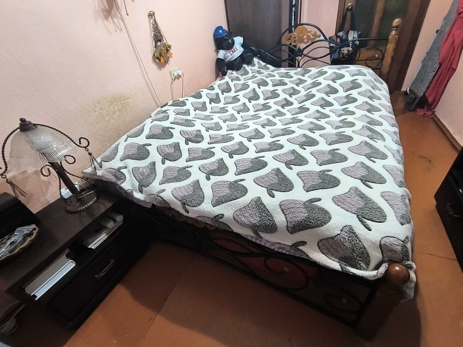 Двуспальная кровать