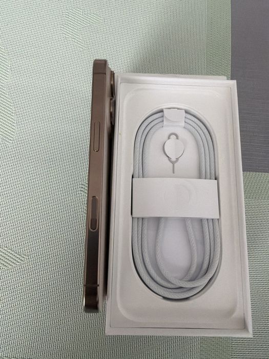 Iphone 16 pro gold