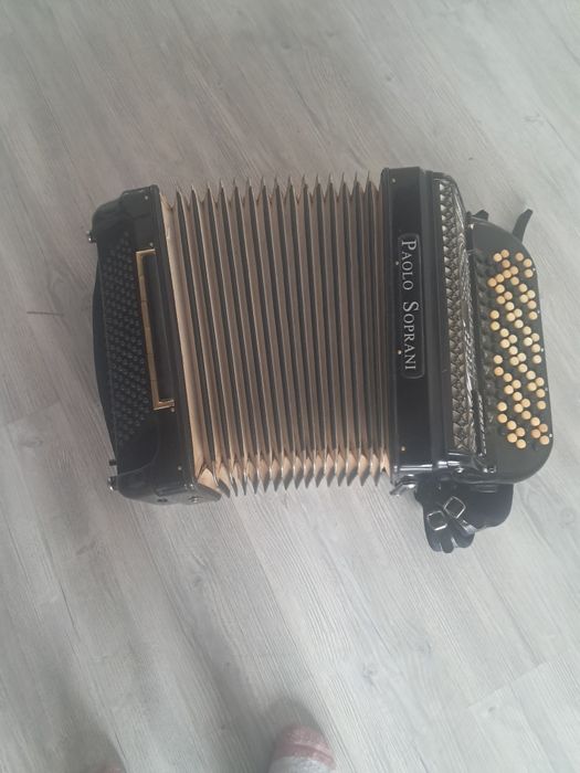 Vînd  armonica sîrbeasca