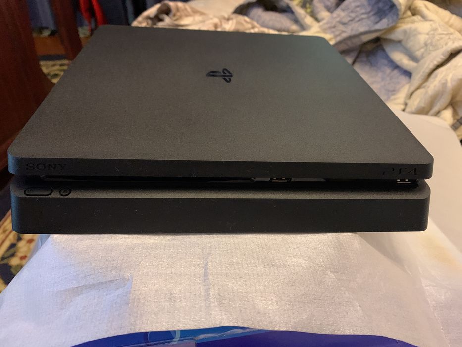 Playstation 4 slim HDR 1тб с играми один джестик как на фото