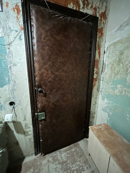 Дверь деревянная входная, без проёма