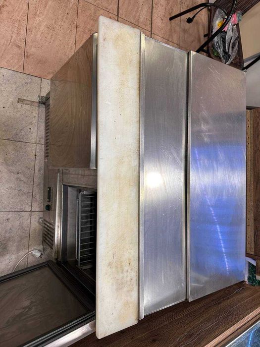 Саладета / хладилна маса с гастронорми.