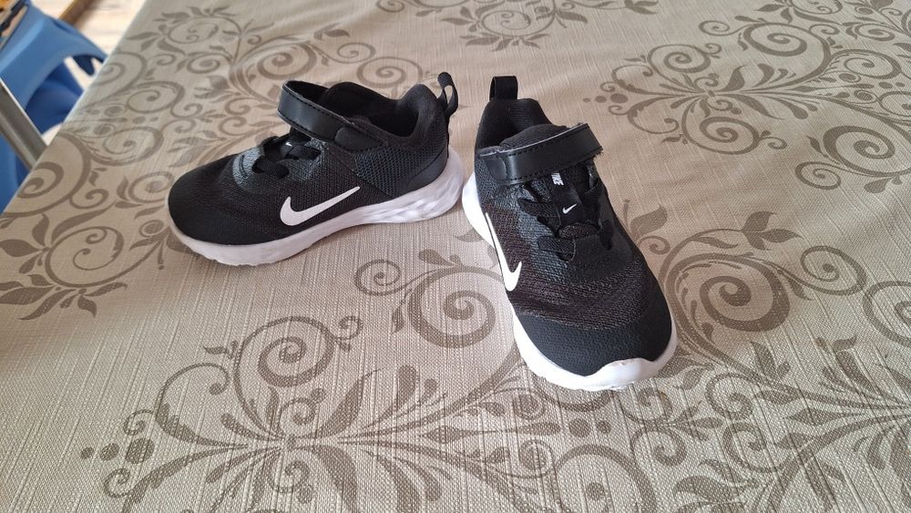 Adidasi copii Nike, marimea 23,5 cm, ambele perechi 120 lei
