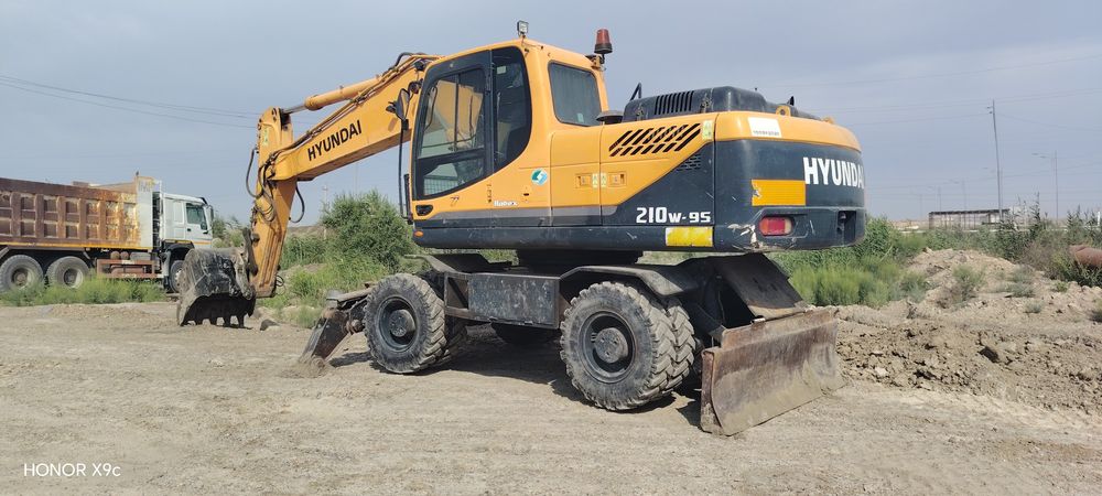 HYUNDAI w210-9s 2012г