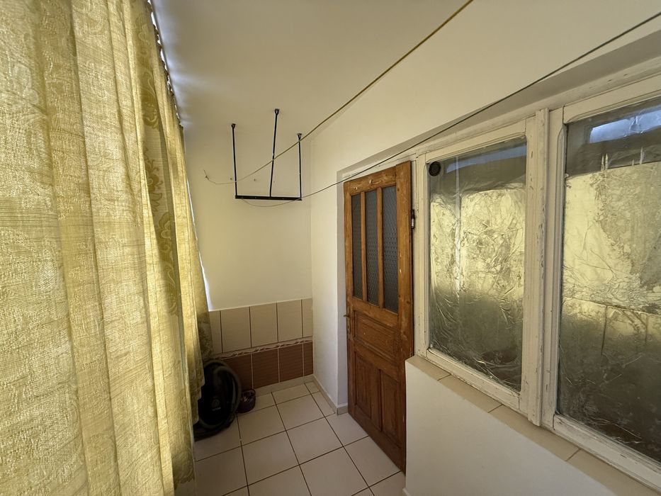 Apartament cu trei camere de vanzare sau chirie si loc de parcare