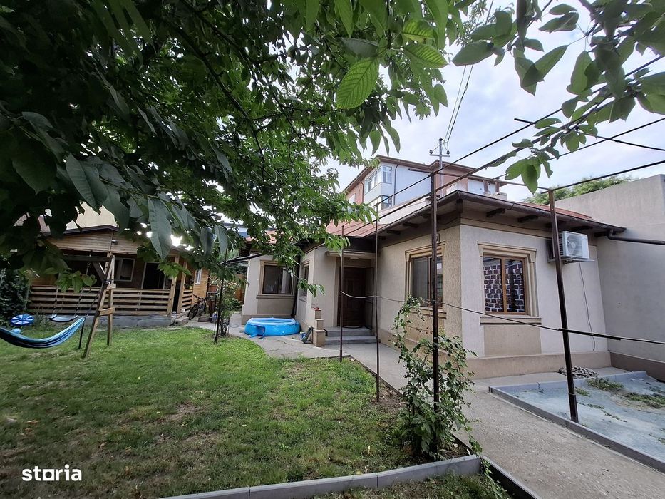Casă 3 camere curte amenajată cu foișor Km4