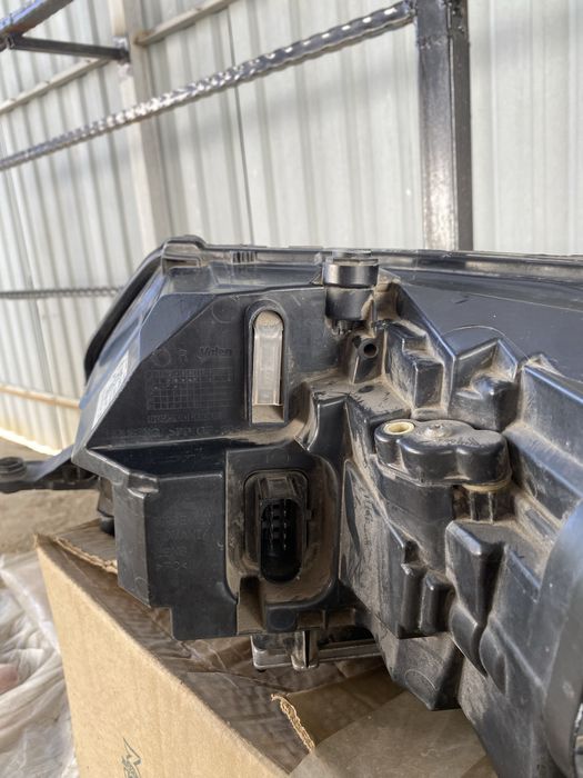 Продам левую фару Skoda rapid