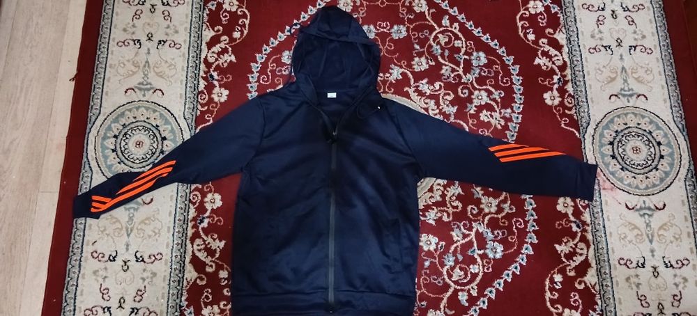 Продаеться спортивный костюм