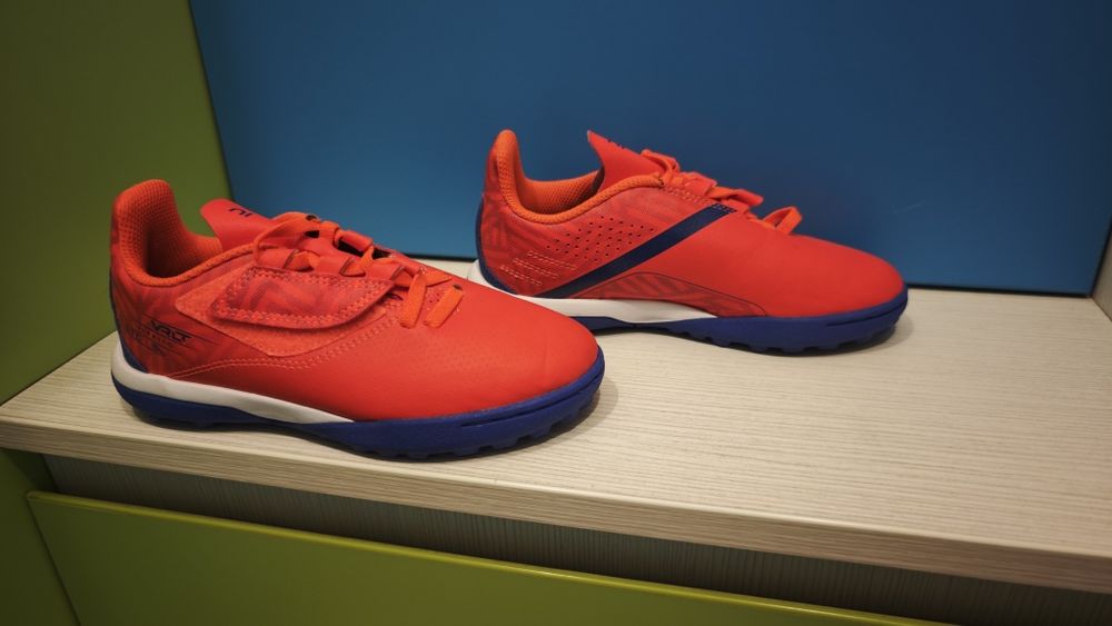 Vând adidași pentru fotbal,noi.